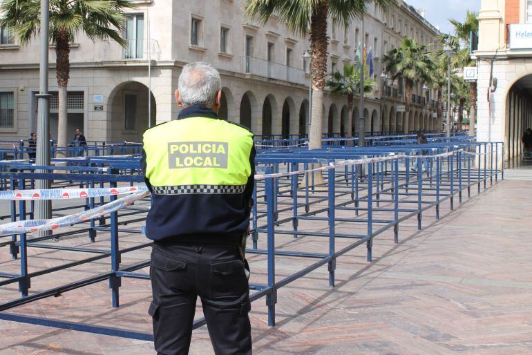 Un agente de la Policía Local supervisa la colocación de los palcos en Huelva