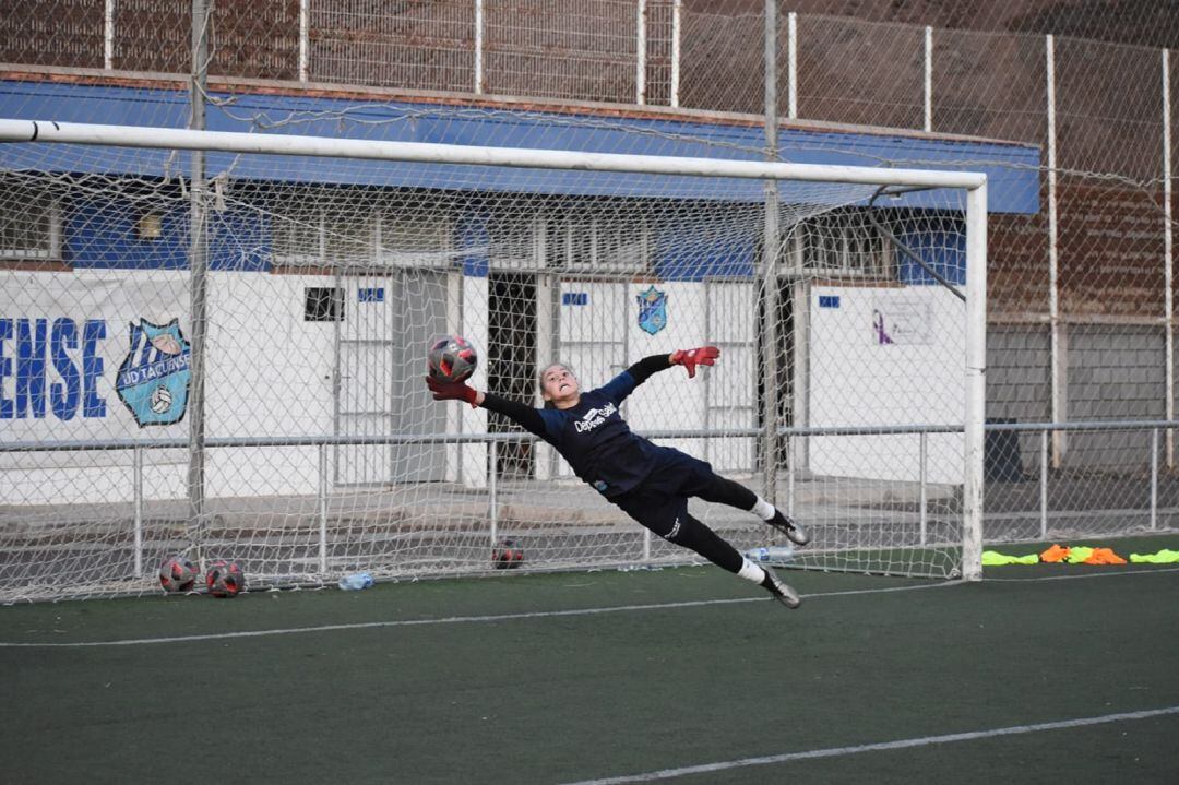 Sara Niz en uno de los entrenamientos de la UD Tacuense.