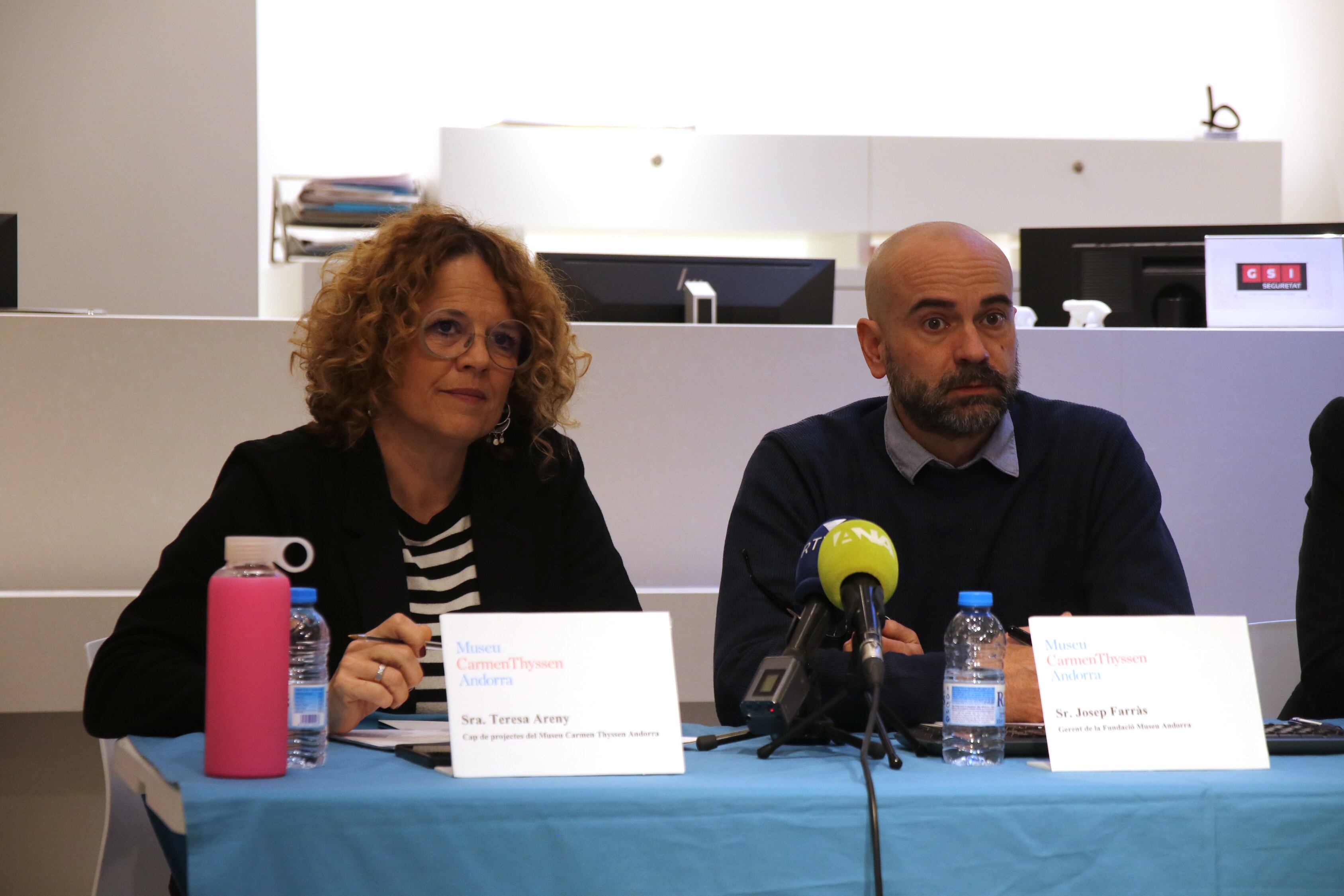 La fins ara cap de projectes del Museu Carmen Thyssen, Teresa Areny, i el gerent, Josep Farràs, durant la presentació de la mostra 'Sons. Analogies musicals a la pintura'.