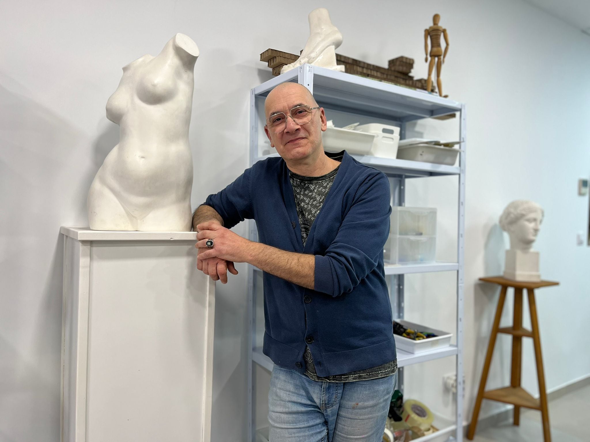 Ángel Maciá abre su atelier a 'La Galería' con una llamada de atención sobre el arte en Cartagena