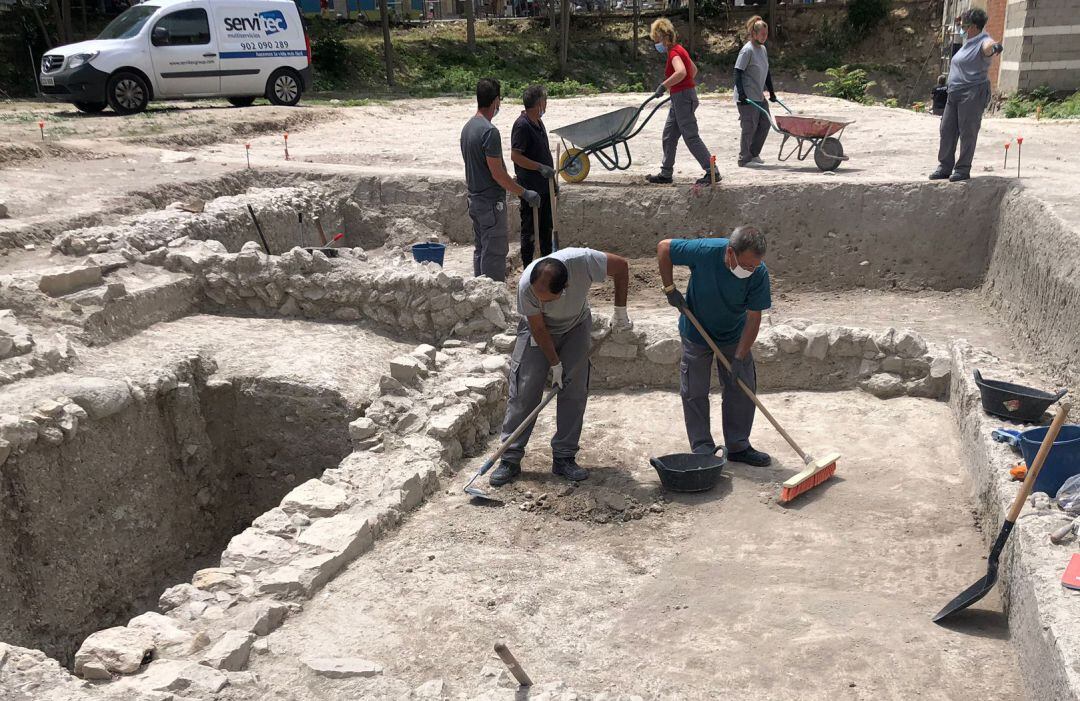 Varias personas trabajan en el yacimiento de Marroquíes Bajos.