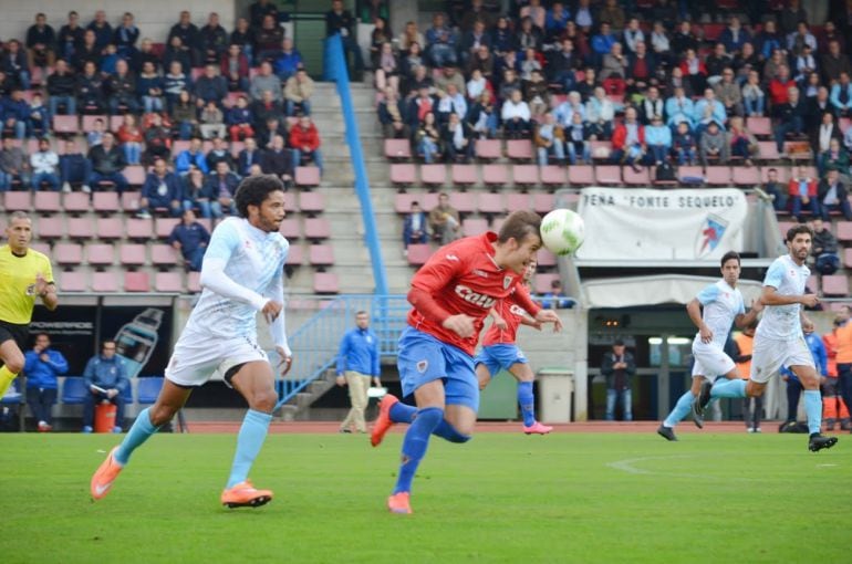 Mitogo (izquierda) fue el encargado de marcar para el Compos el gol del empate ante el líder Rápido de Bouzas