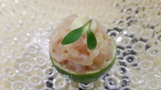 Tartar de pescado, manzanada ácida y huevas de salmón.