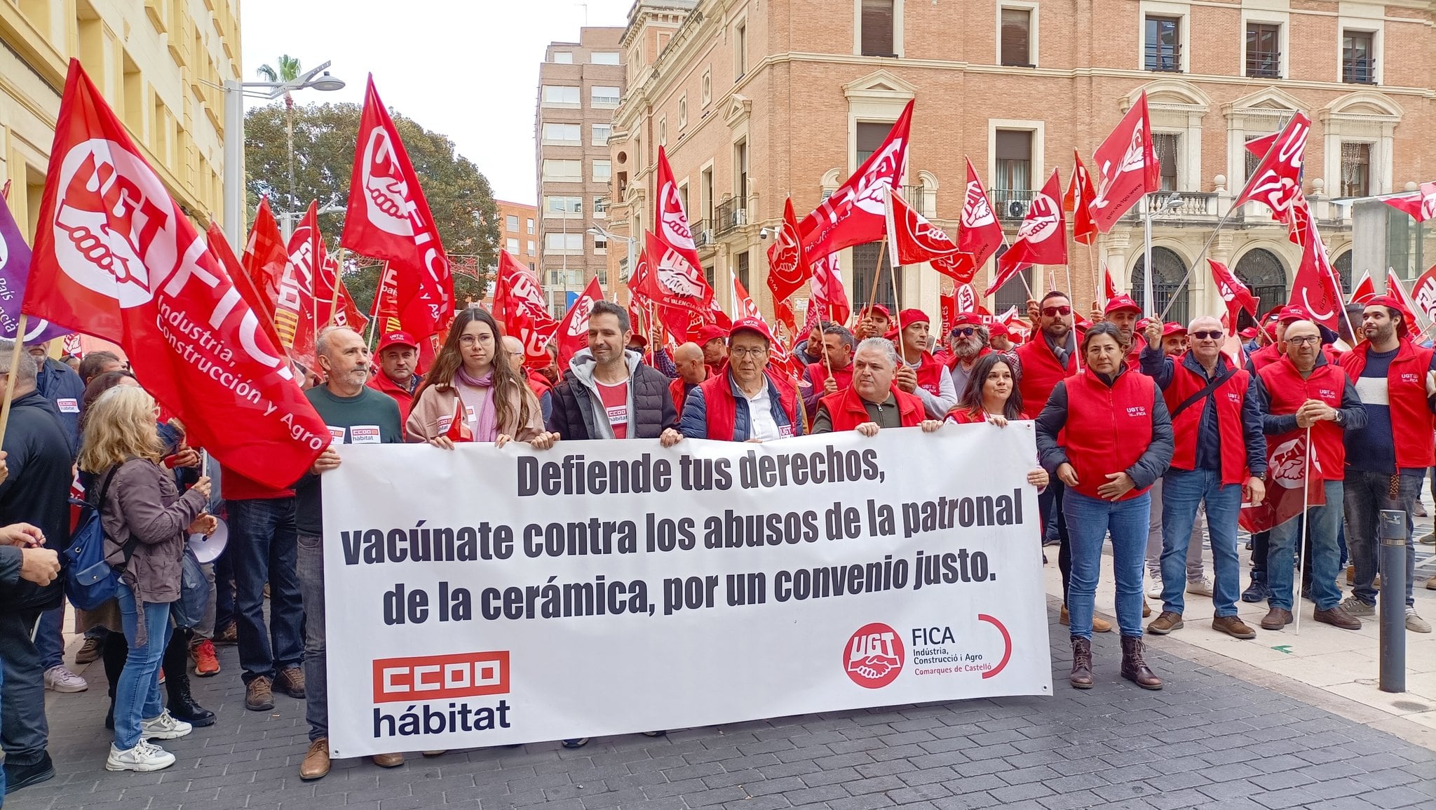 Concentración en Castellón &quot;para exigir unas condiciones justas en la negociación del Convenio de la Cerámica&quot;.