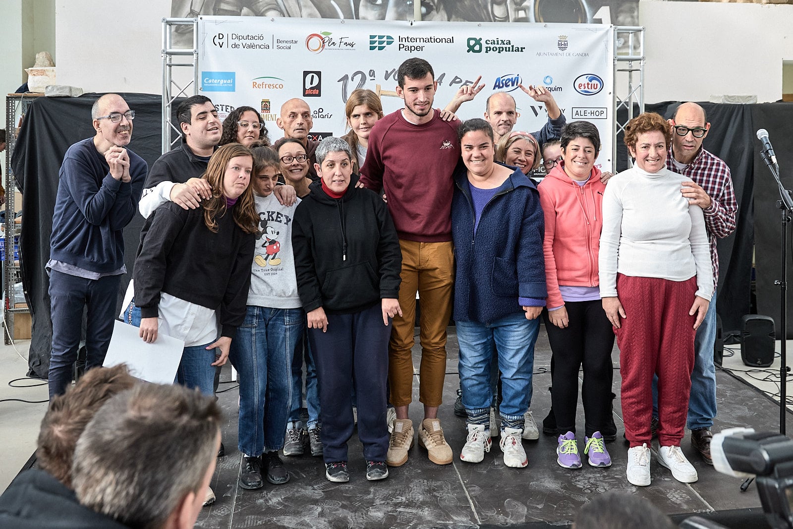 Quique Llopis con usuarios de la Fundación en la presentación de la XII Volta a Peu Espurna. / Natxo Francés