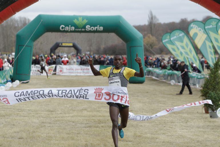 Timothy Toroitich cruza la meta en solitario, logrando su tercer triunfo seguido en Valonsadero.