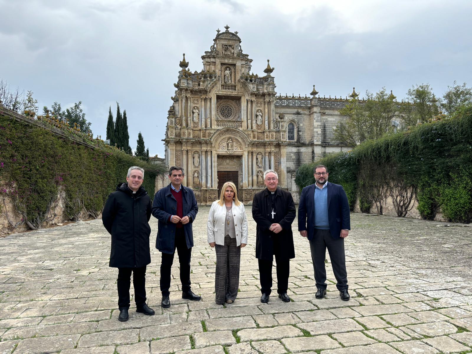 El obispo de Asidonia Jerez, José Rico Pavés y la diputada socialista Mamen Sánchez, a las puertas del Monasterio de La Cartuja de Jerez