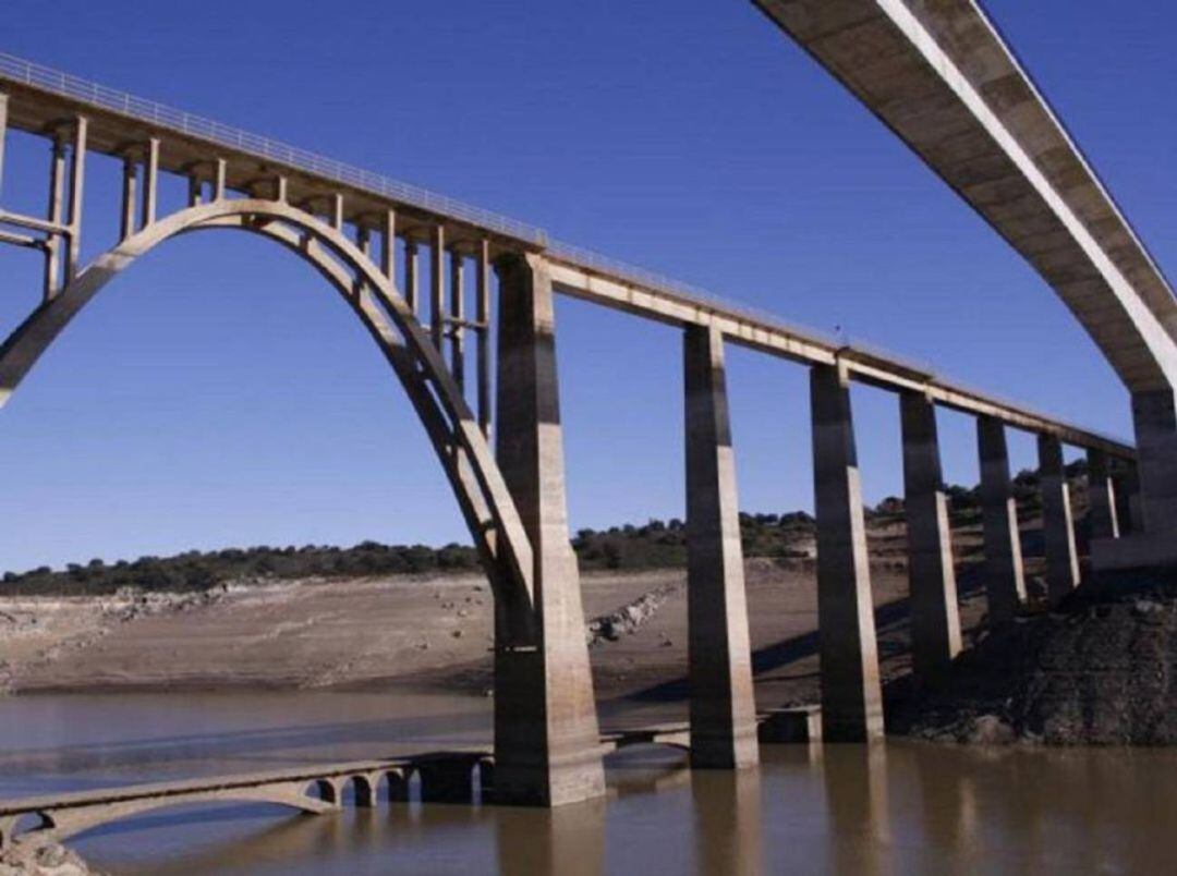 Embalse de Ricobayo bajo mínimos