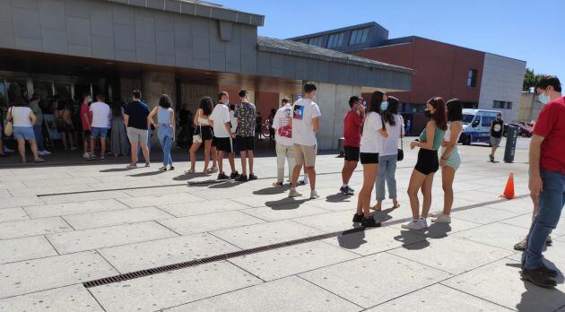 Imagen de jóvenes a la espera de recibir la vacuna, hace unos días en la puerta de Consultas Externas del Hospital General de Ciudad Real