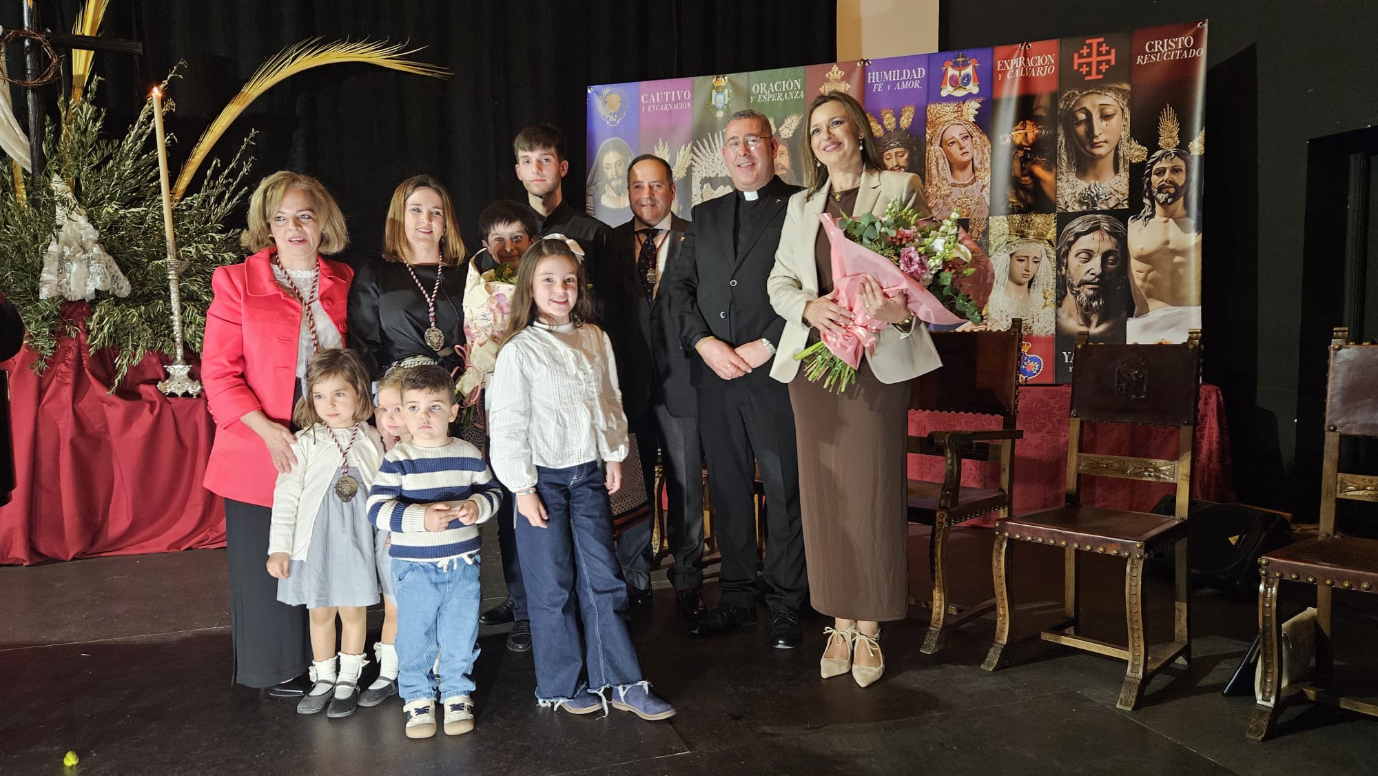 Foto de familia al final del acto, con coordinadora de la Borriquilla, párroco y familia de la pregonera