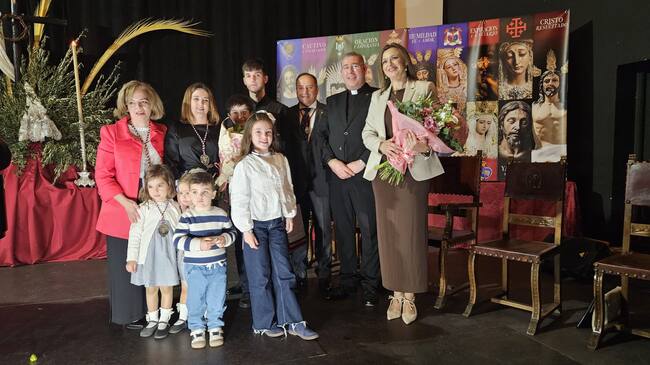 Foto de familia al final del acto, con coordinadora de la Borriquilla, párroco y familia de la pregonera