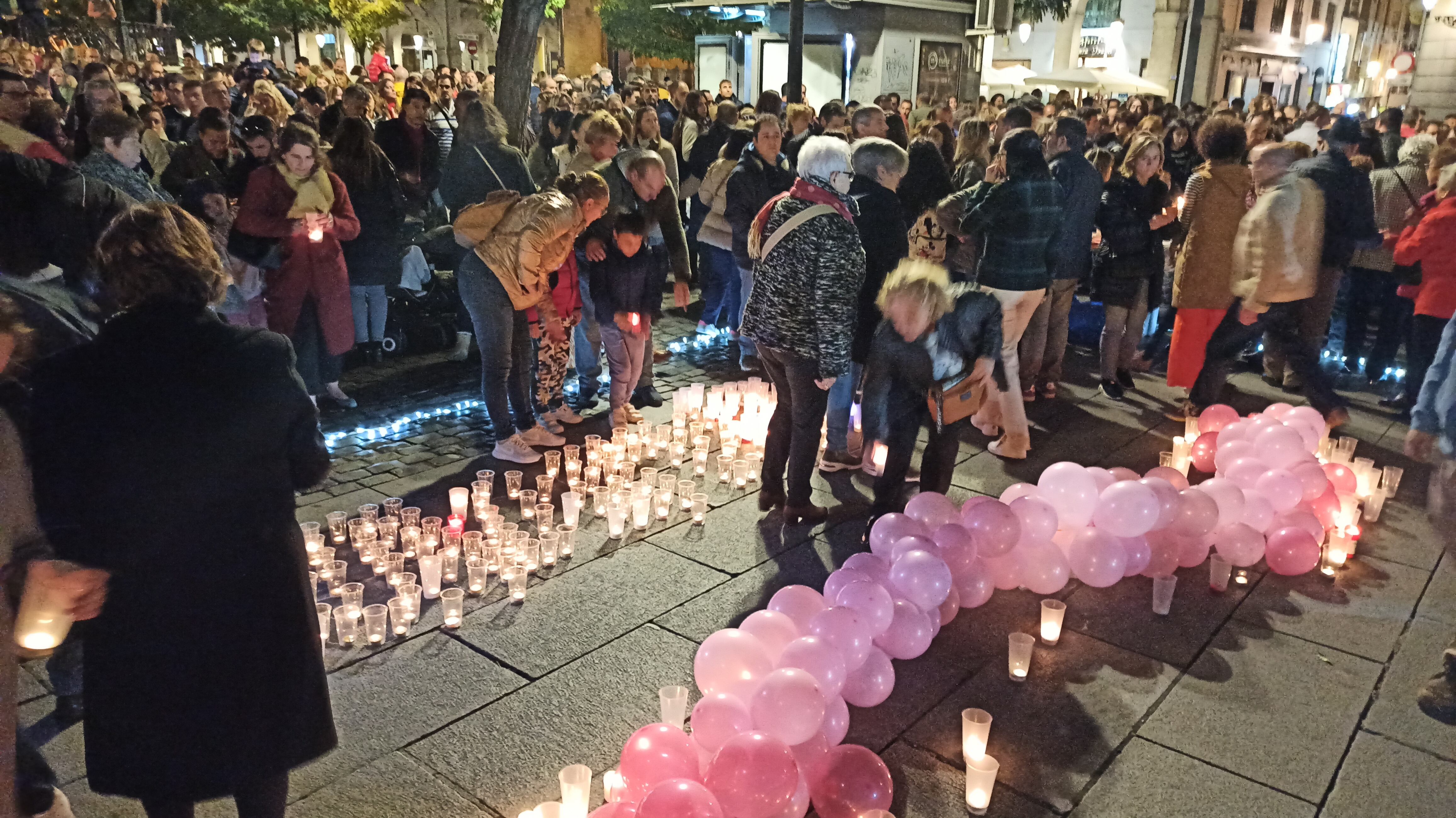 Un millar de segovianos despiden a la pequeña Olivia en la Plaza Mayor