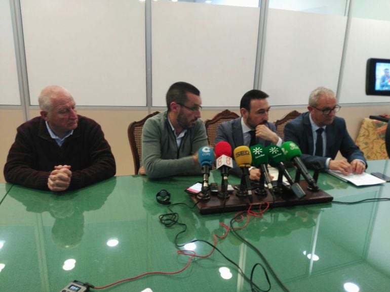 Momento de la comparecencia ante los medios de Juan Franco y Fernando López Gil