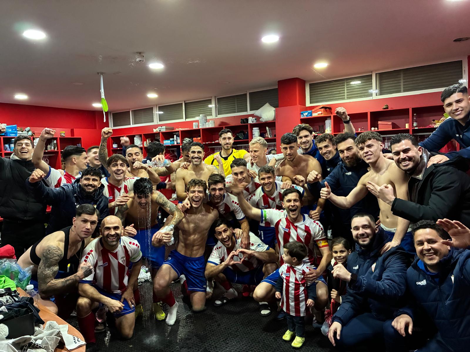 La plantilla celebra el triunfo