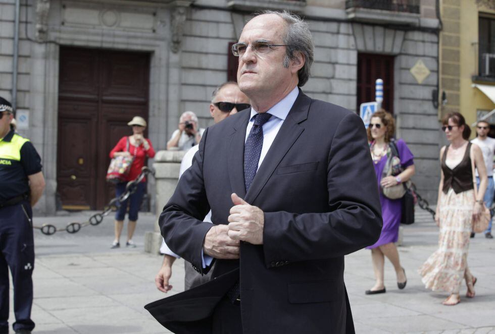 El candidato del PSOE a la Comunidad de Madrid, Angel Gabilondo, con rostro serio a su llegada a la capilla ardiente.