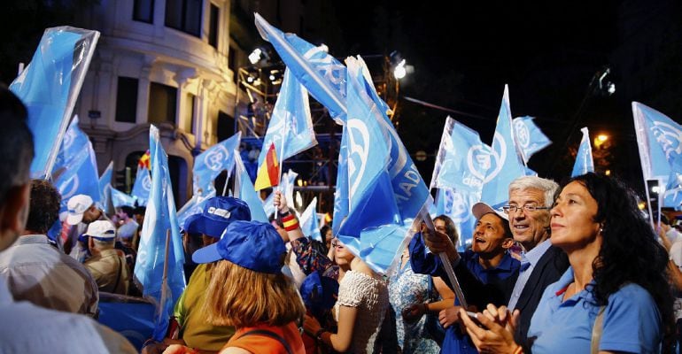 Simpatizantes del Partido Popular junto a la sede del partido en la madrileña calle Génova