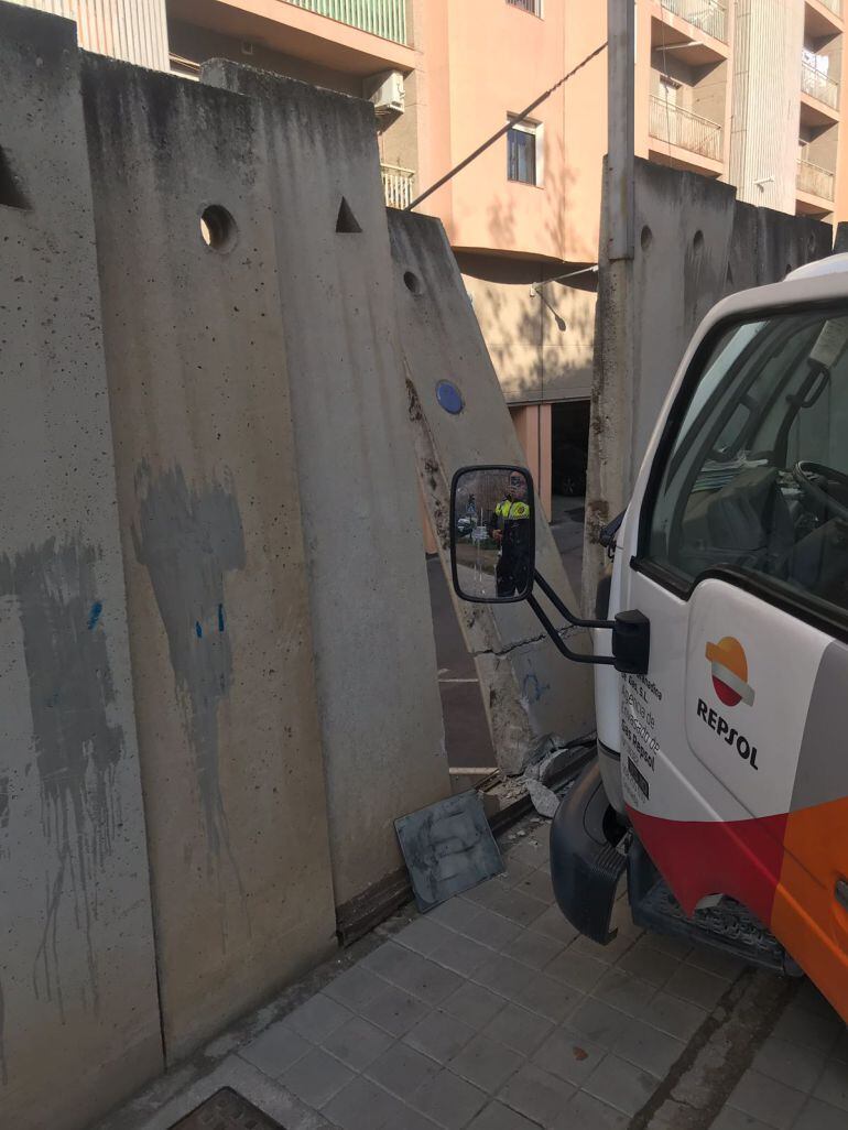 Así quedó el muro tras el impacto