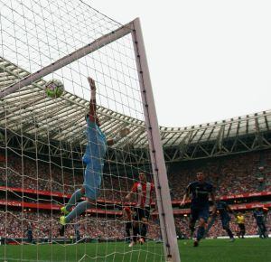 Raúl García marca para el Athletic.