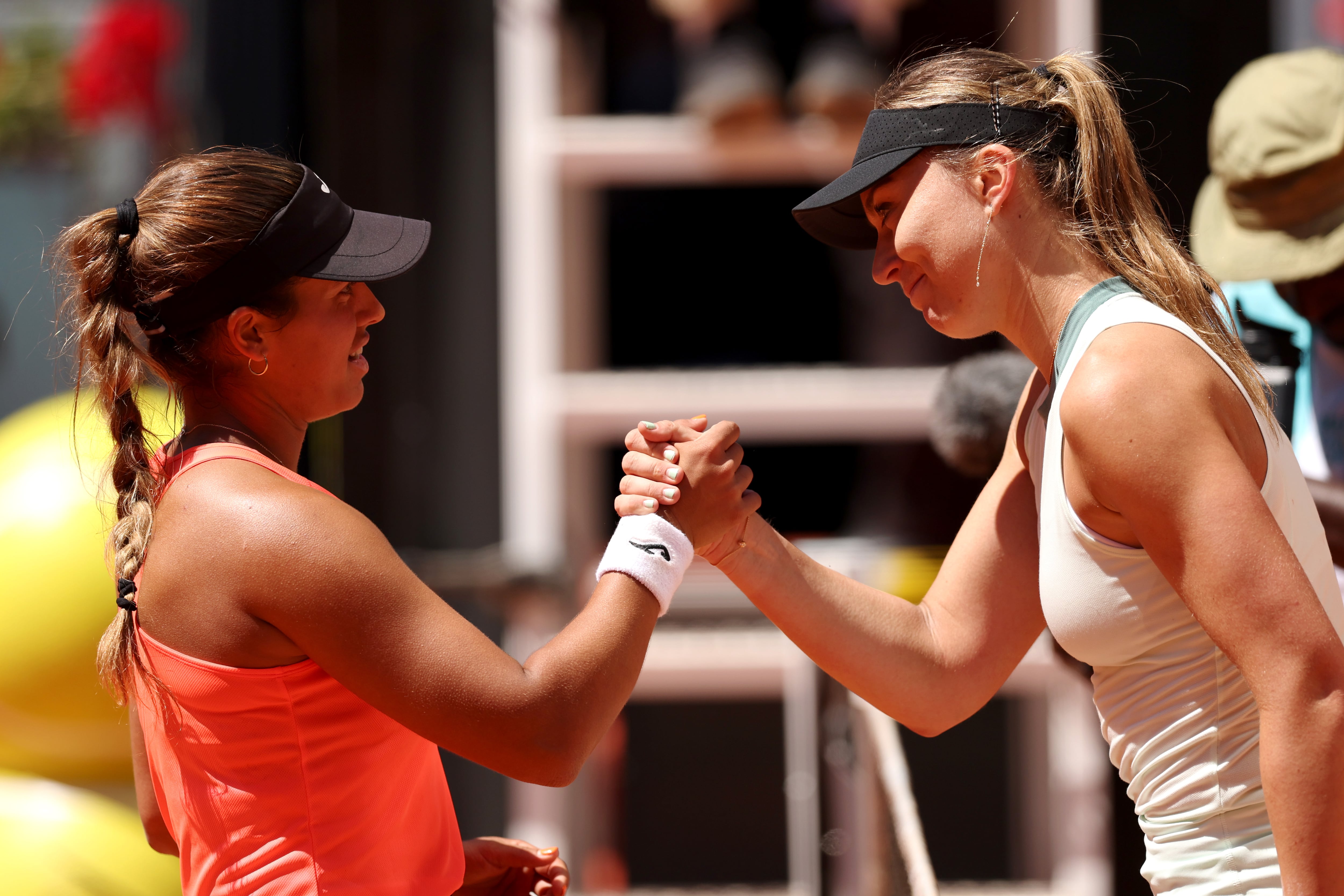 Saludo entre Jessica Bouzas y Paula Badosa durante su eliminatoria de primera ronda del Open de Madrid