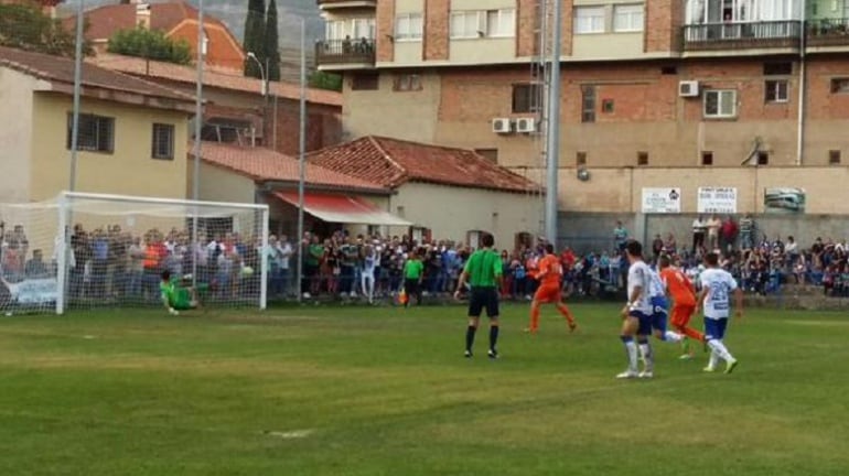 El Campo de la Vega de Utrillas acogió la XIII edición del partido de la Federación de Peñas del Real Zaragoza