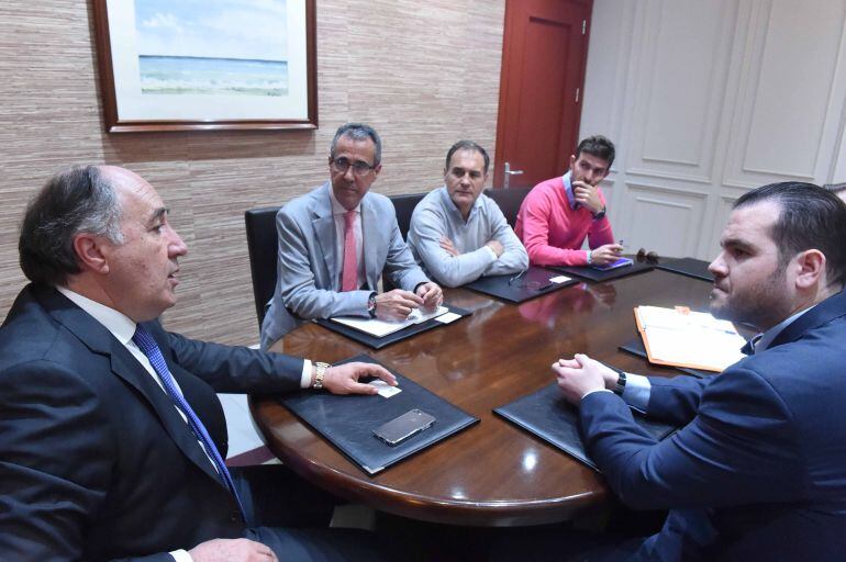 Reunión entre el alcalde de Algeciras, José Ignacio Landaluce, y responsables de la empresa Grulop 21