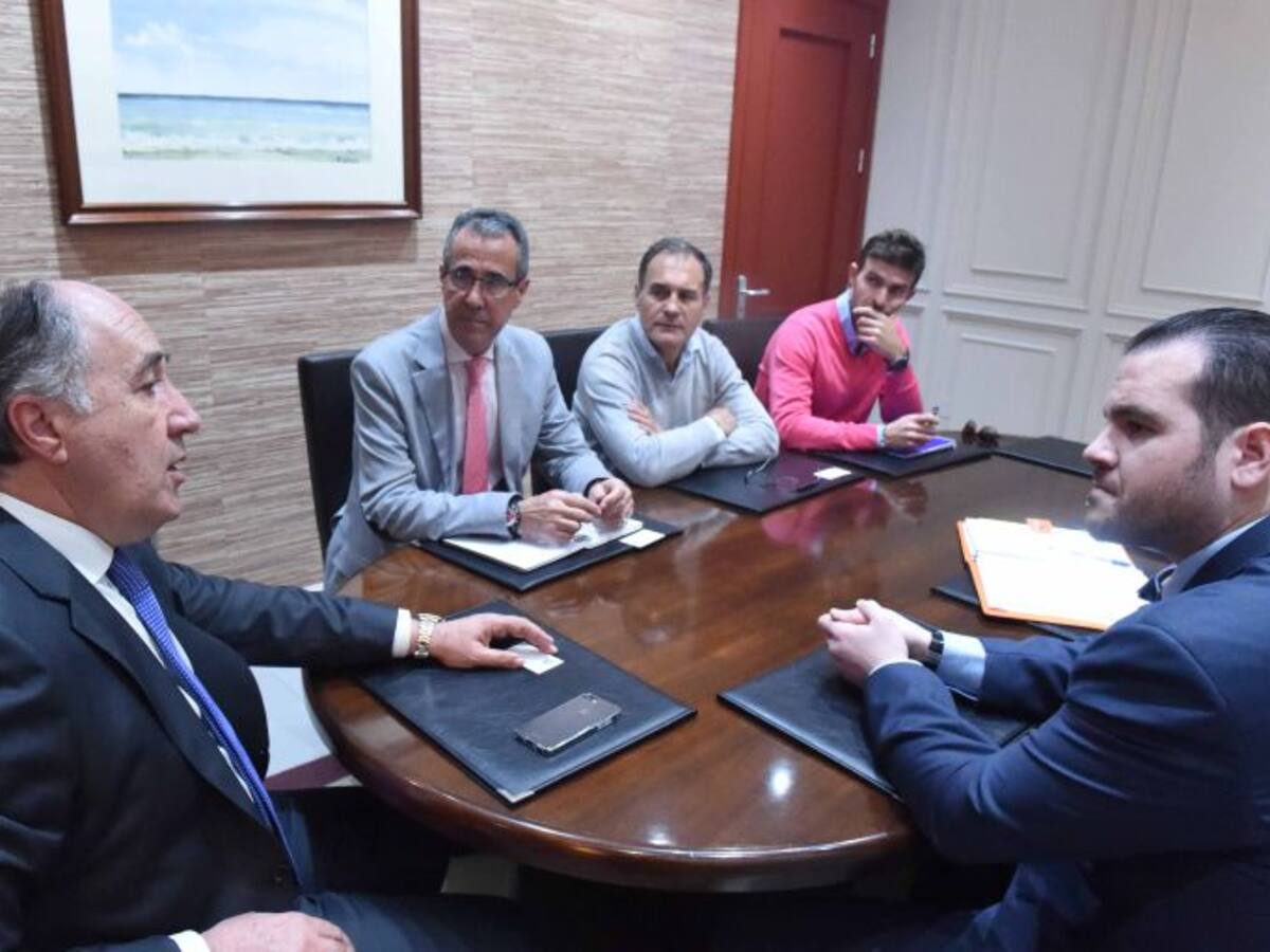 Ayuntamiento y empresa avanzan en la remodelación de la acera de la Marina