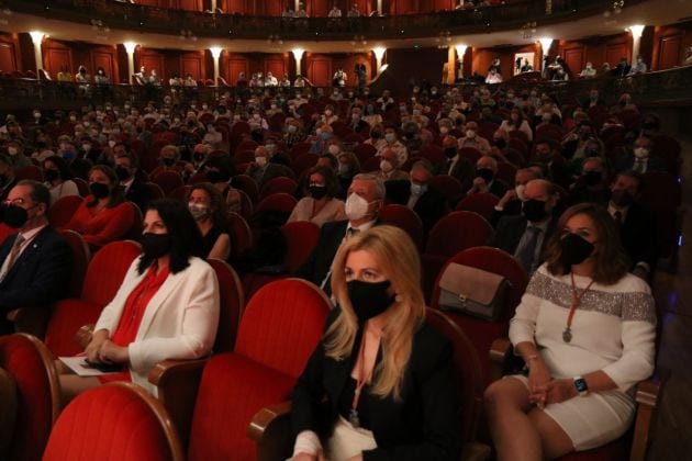 Público en el Gran Teatro, durante el acto de entrega del título de Hijo Adoptivo a Julio Anguita.