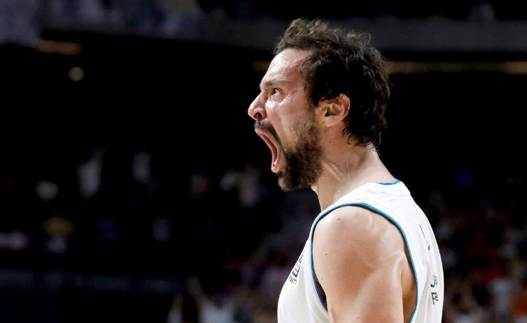 Sergio Llull celebra uno de sus triples durante el tercer partido de la eliminatoria de cuartos de final de la Euroliga