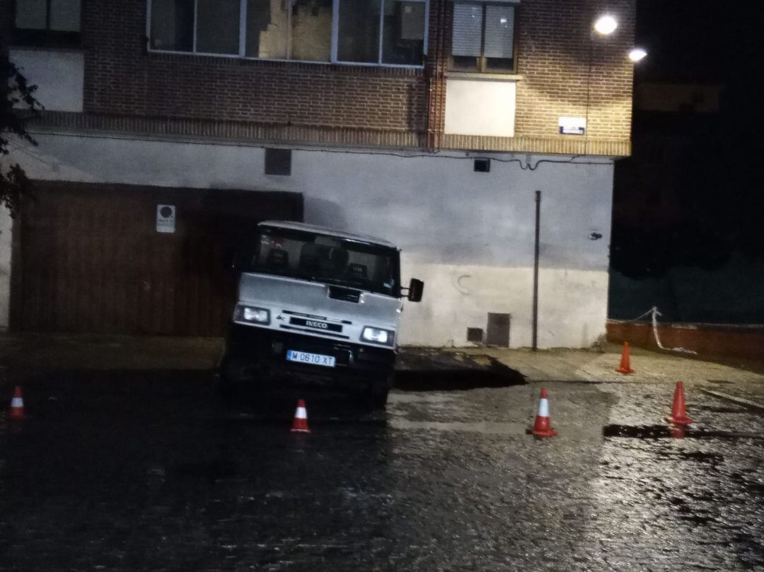 Socavón provocado por la tormenta en la Plaza Aurelio Hernández de San Millán