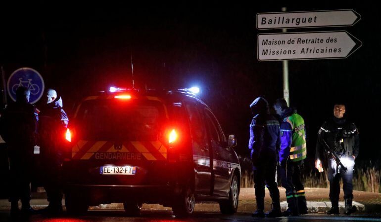 Varios gendarmes franceses, junto al asilo atacado en la localidad francesa de Montferrier sur Lez, cerca de Montpellier.