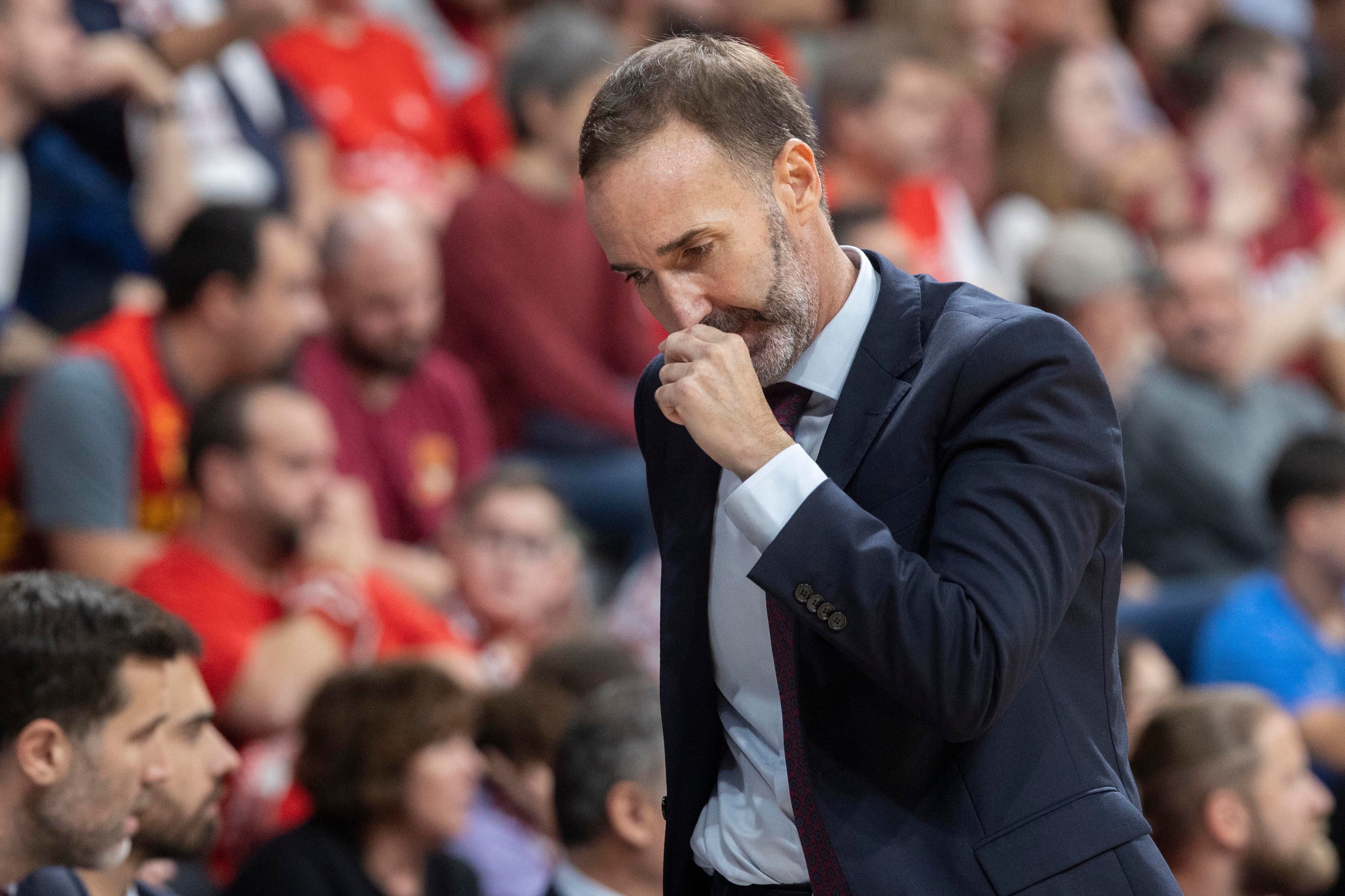 MURCIA, 03/11/2023.- El entrenador de UCAM Murcia Sito Alonso, durante el partido de la sexta jornada de la Liga Endesa que están disputando este domingo contra el Real Madrid en el Palacio de los Deportes de Murcia. EFE/Marcial Guillén

