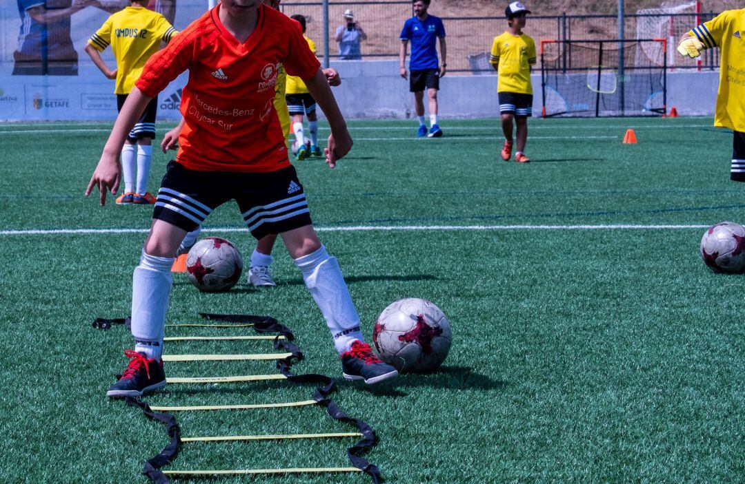 Niños jugando al fútbol