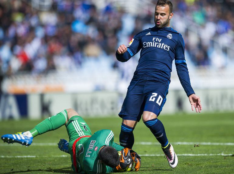 Rulli atrapa un balón ante la llegada del madridista Jesé