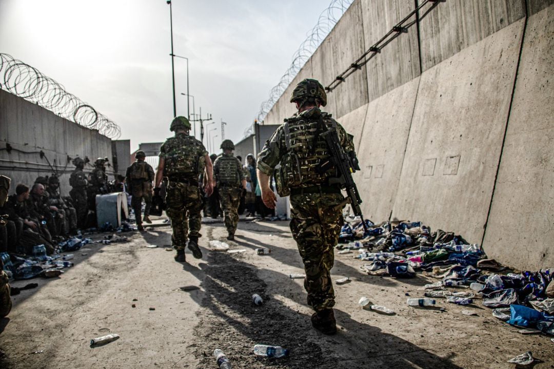 Miembros de las fuerzas armadas británicas en los aledaños del aeropuerto de Kabul