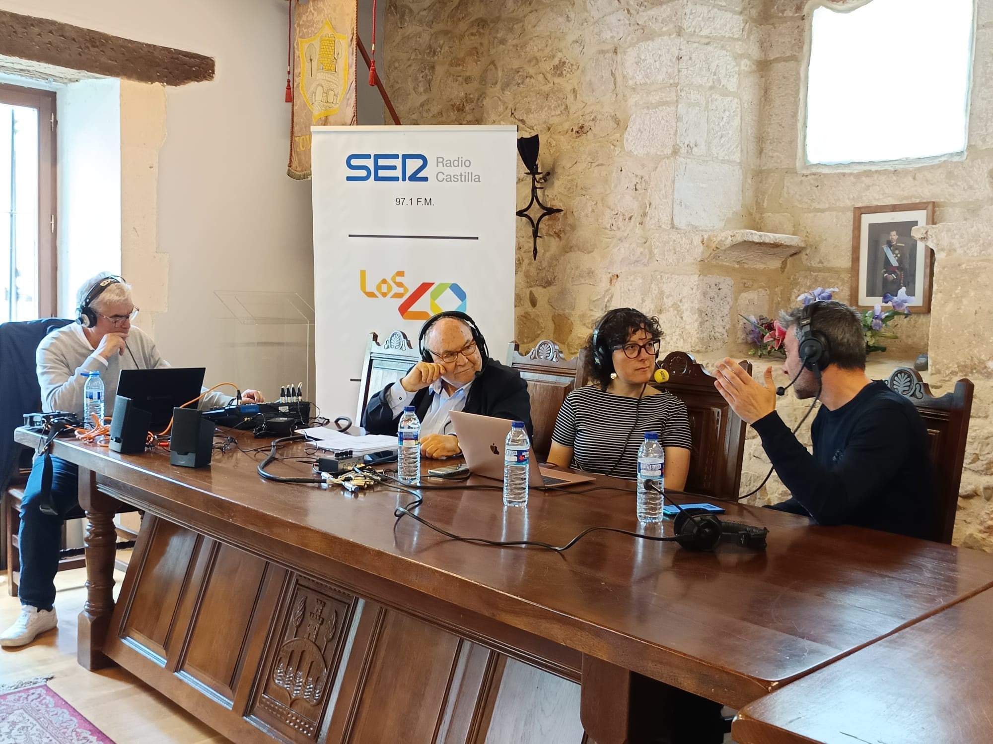 El profesor Antonio Álvarez Tejedor y el alcalde de la localidad, Raúl Gredilla, entre los invitados al programa