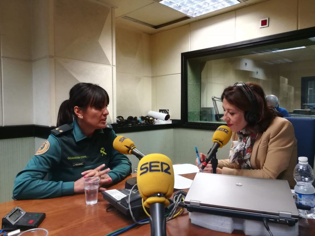 La Teniente de la Guardia Civil, Maria isabel Garcia, en los estudios de Radio Zamora