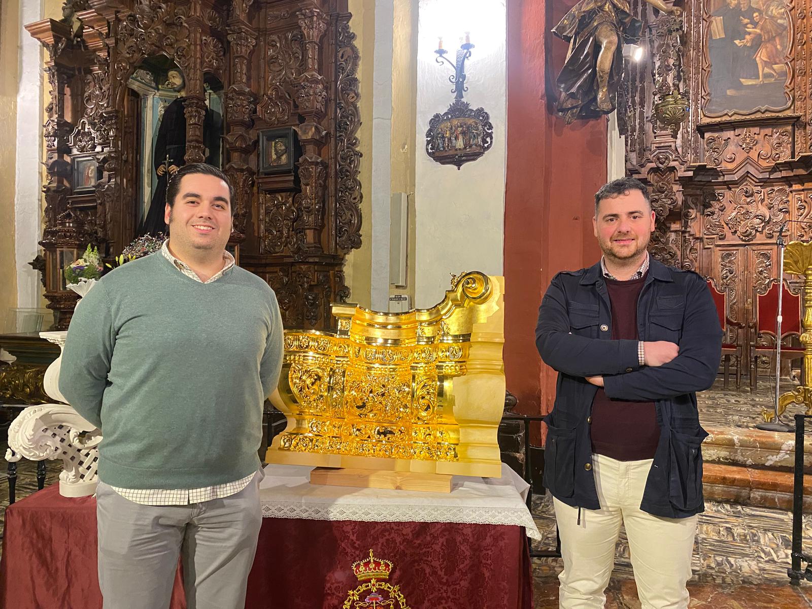 Adrián Mena, hermano mayor de la Hermandad de la Santa Cruz de Morón , junto con el dorador, Pablo de Haro