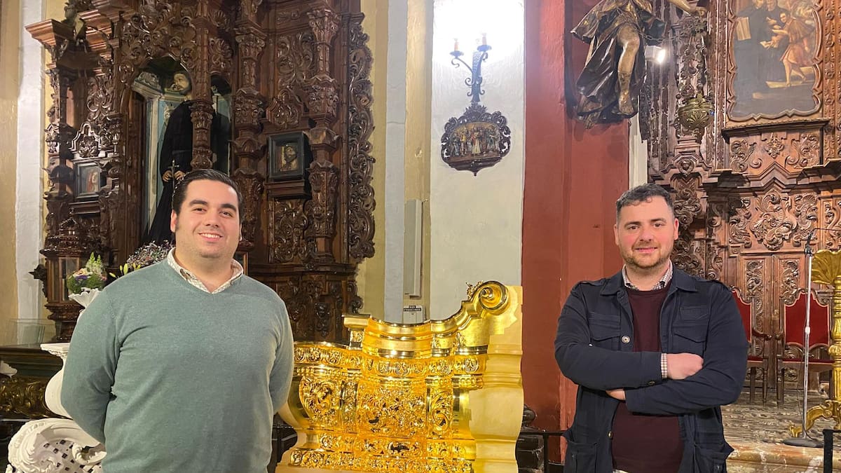 La Hermandad de la Santa Cruz presenta avances en la talla y dorado de su nuevo paso procesional