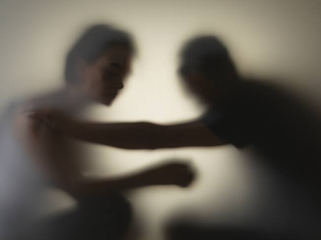 Una mujer recibe amenazas y agresiones de un hombre.