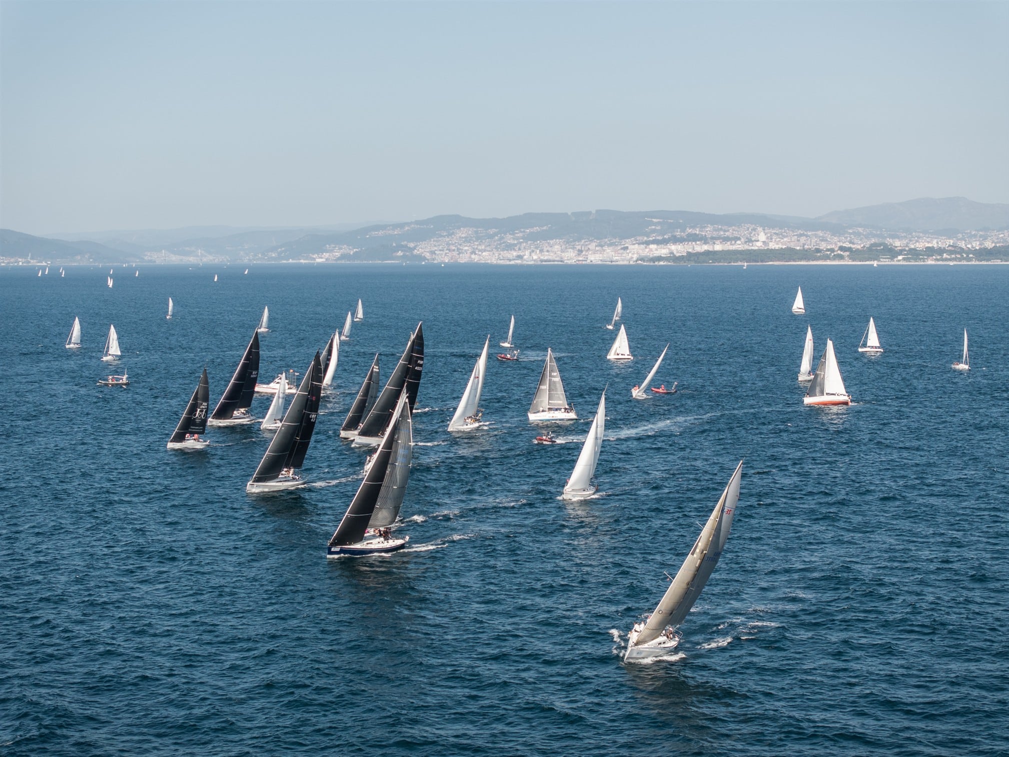 Imagen de las aguas de Baiona durante una de las regatas del MCYB