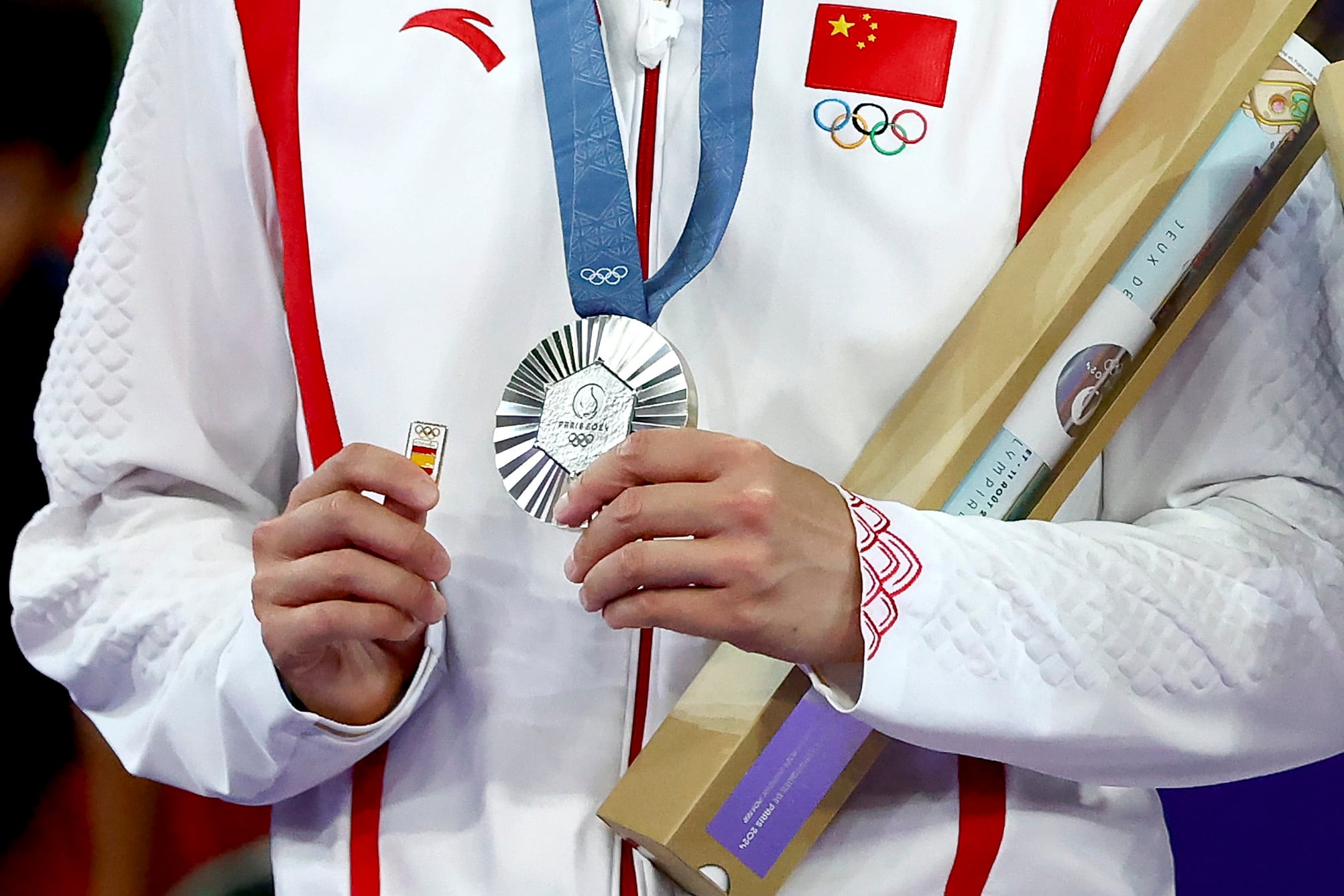 El pin de España que la deportista china He Bing Jiao llevó en el podio de París 2024