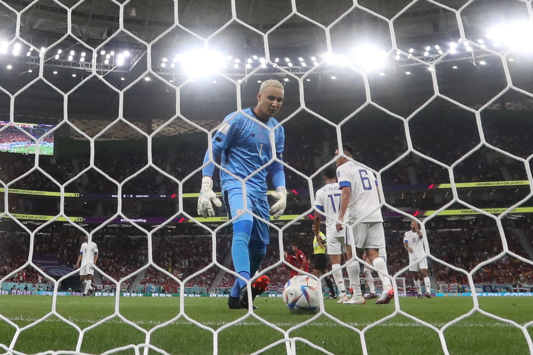 Keylor Navas portero de Costa Rica va por el balón después de un gol  de España