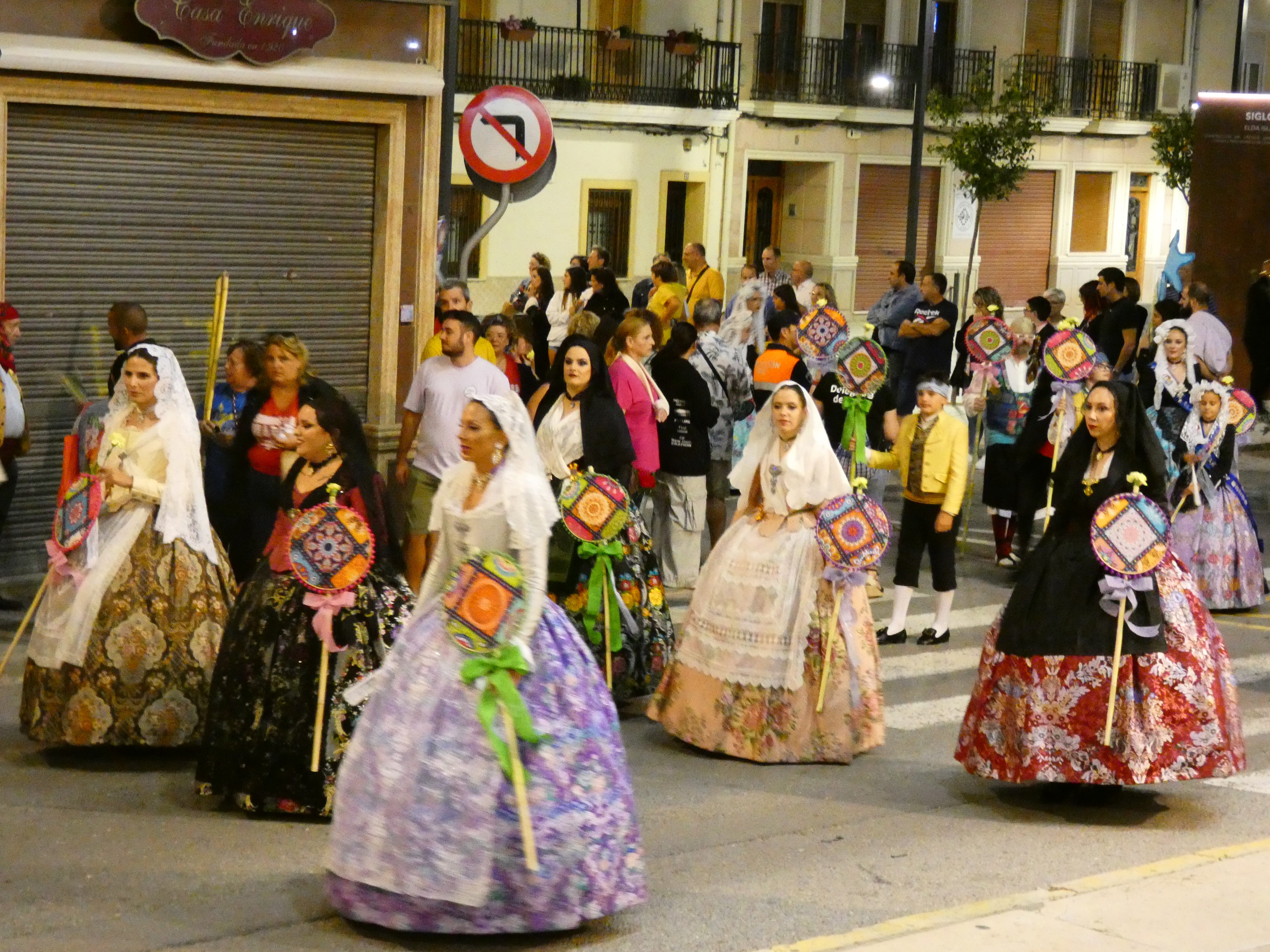 Distintas delegaciones festeras de otras poblaciones han participado en la Ofrenda de Flores de Fallas Elda