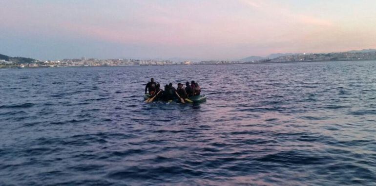 Nueve inmigrantes subsaharianos que viajan en una balsa de playa a una milla de la costa ceutí