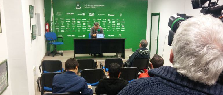 Onésimo sentado en la sala de prensa del Salto del Caballo 