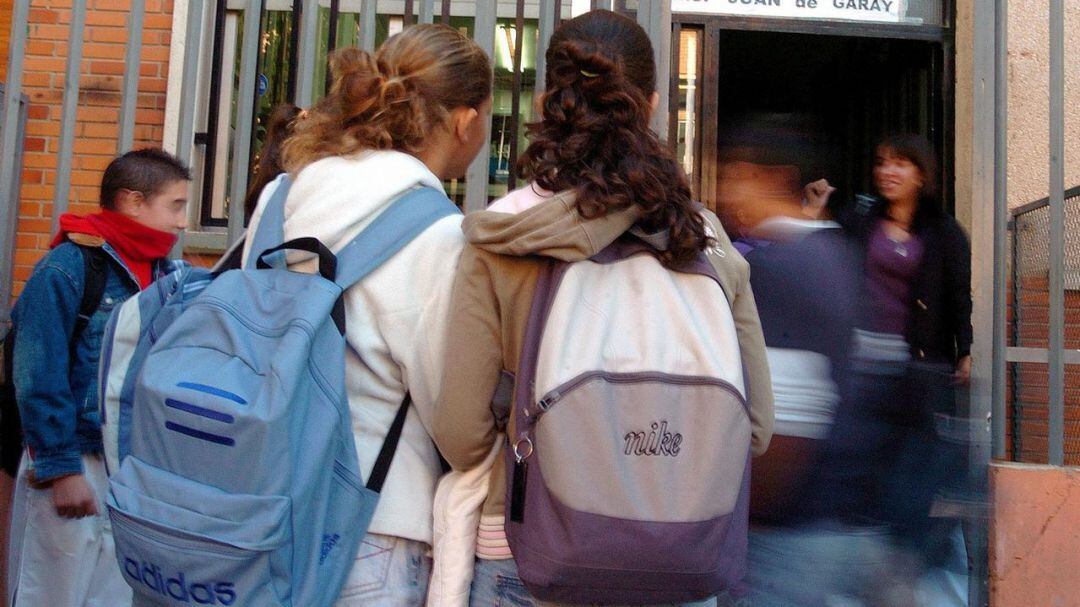 Un grupo de niños a las puertas de un colegio, en representación del acoso escolar.