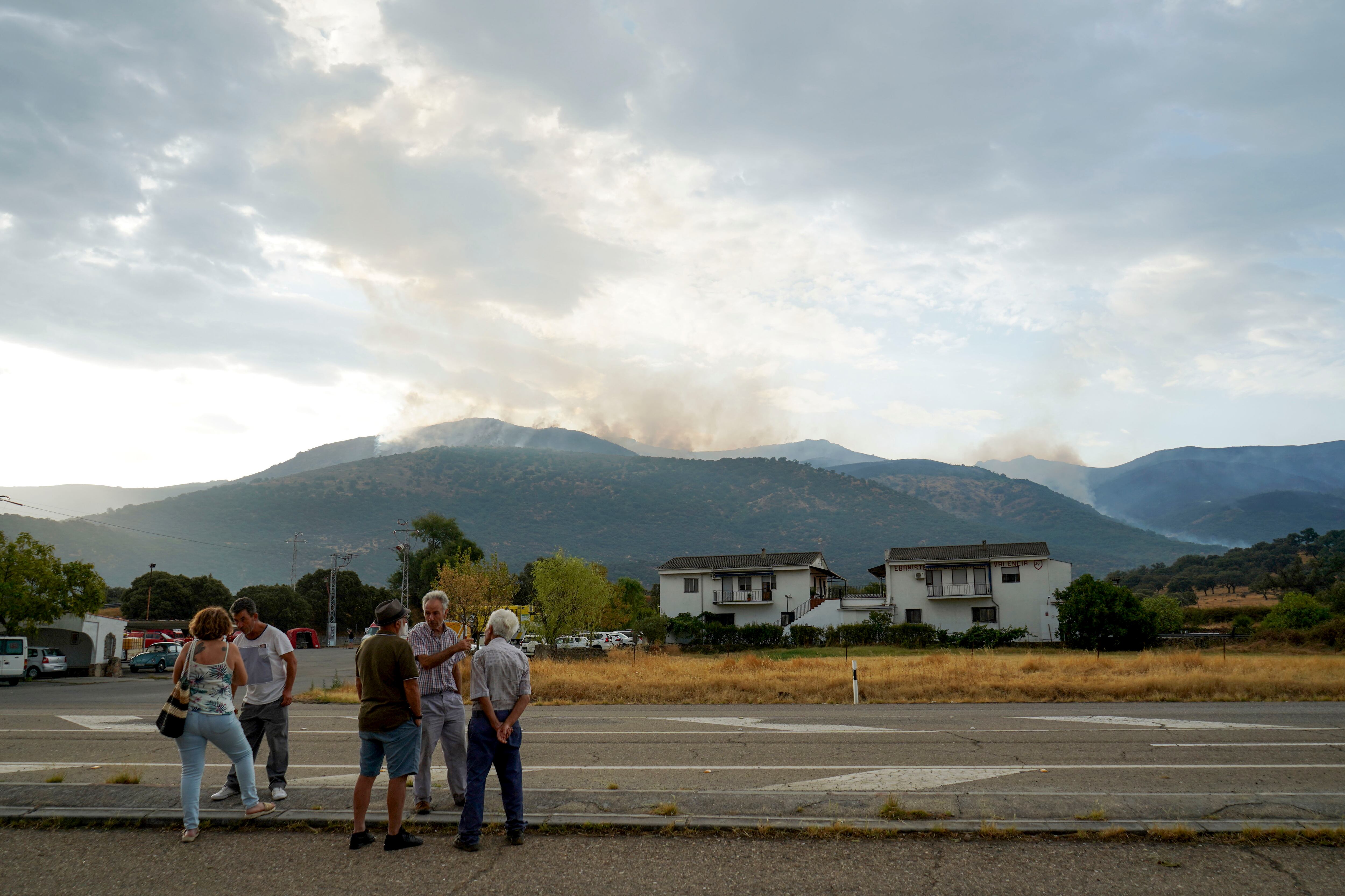 JARILLA (CÁCERES), 13/08/2025.-Vecinos preocupados por el incendio en Jarilla (Cáceres).EFE/EDUARDO PALOMO