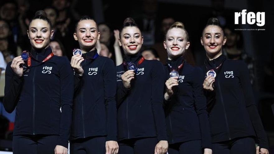 Inés Bergua, segunda por la izquierda, con el resto de la selección con la medalla de bronce