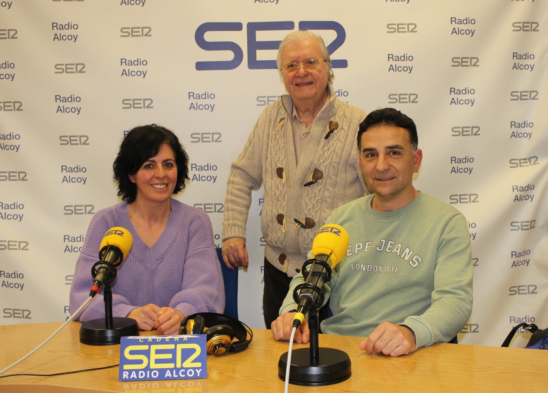 Bruno Balaguer y su esposa Salud Bravo, junto a Paco Aznar, en el estudio central de Radio Alcoy