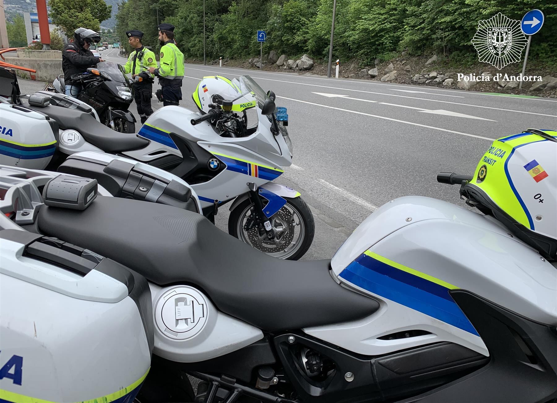 Agents controlant un motorista durant la campanya de prevenció de la sinistralitat dels vehicles de dues rodes que va acabar el 17 de juny.